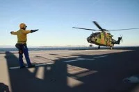 L'hélicoptère Caïman-Terre apponte sur le BPC Dixmude