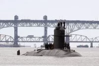L'Améthyste navigue sur la rivière Thames avant d'accoster à Groton