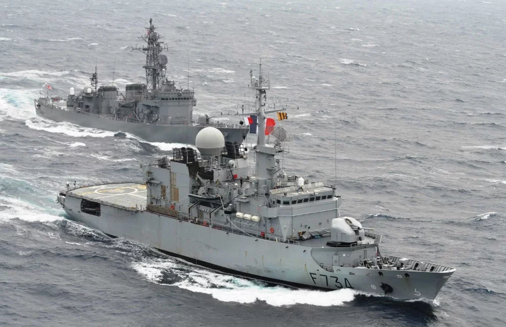 La frégate de surveillance Vendémiaire et la frégate japonaise Abukuma