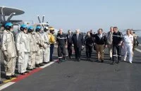 Le secrétaire américain à la Défense sur le porte-avions Charles de Gaulle