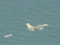 Un chasseur suit le missile Tomahawk