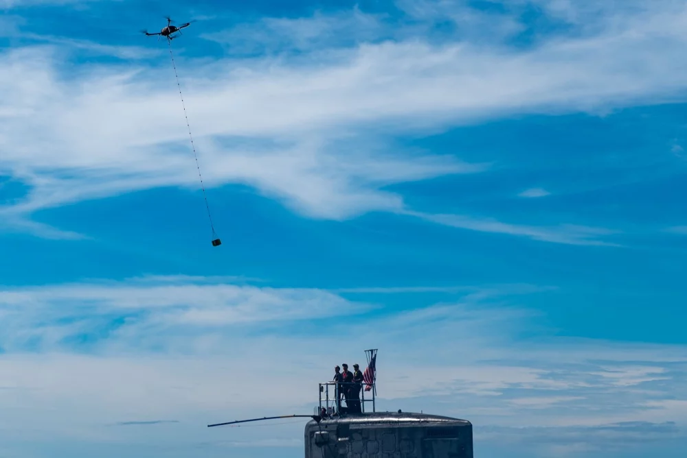 Un drone ravitaille un sous-marin de l'US Navy