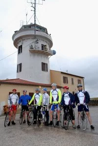 Les 9 cyclistes devant le sémaphore du Cap-Cépet