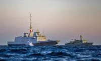 La frégate française Bretagne et le navire d’inspection danois Thetis