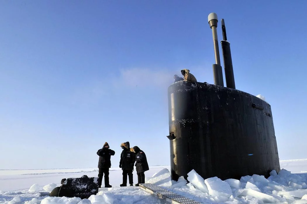 L'USS Annapolis fait surface au travers de la banquise