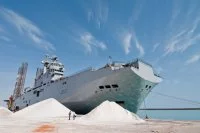 Le BPC Mistral accosté dans le port de  Zarzis