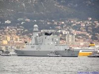 La frégate FORBIN sur fond d'écran toulonnais