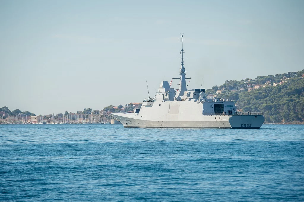 La frégate Languedoc appareille de Toulon pour un déploiement de longue durée