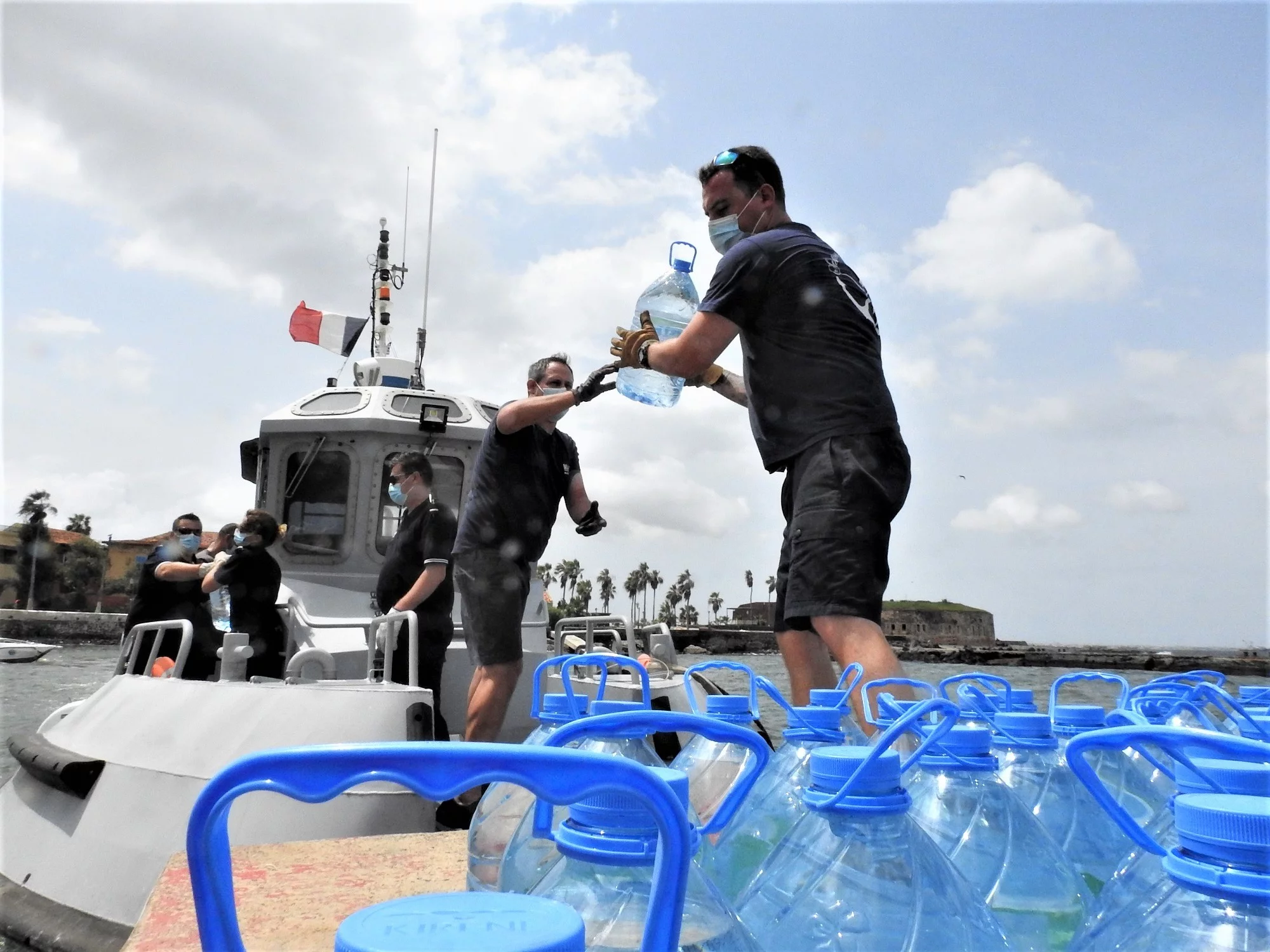 Les marins basés au Sénégal livrent de l’eau potable aux insulaires de Gorée