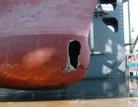 Le dôme sonar de la frégate allemande Lübeck réparé en Sicile