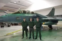 Trois élèves-officiers découvrent le Rafale Marine