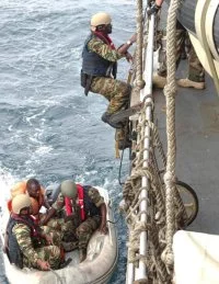 Des marins congolais effectuent une visite du LV Le Hénaff