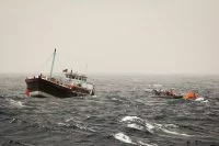 La frégate Surcouf porte assistance à 10 marins en océan Indien