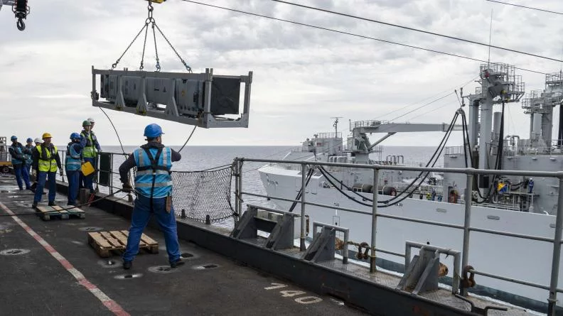 Transfert d'un missile ASTER entre le Jacques Chevallier et le Charles de Gaulle