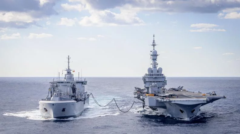 Le porte-avions Charles-de-Gaulle et un bâtiment ravitailleur de forces