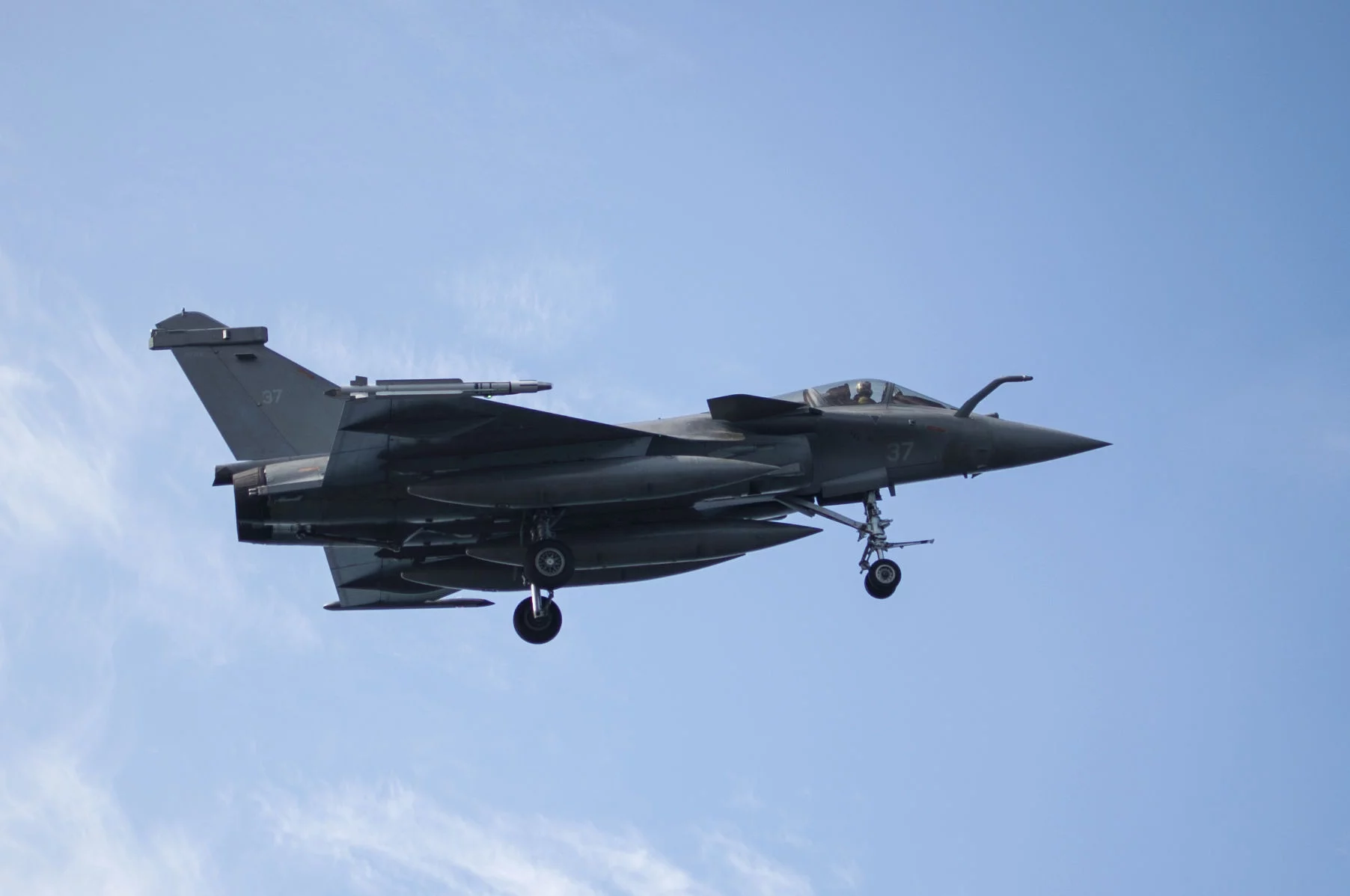 Un Rafale du Charles de Gaulle survole le porte-avions USS Harry S. Truman