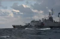 Le Cdt Birot et la corvette ukrainienne Priluki