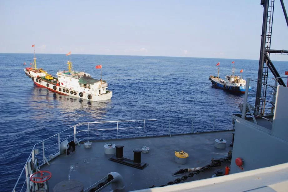 Deux chalutiers chinois stoppent directement devant l'USNS Impeccable