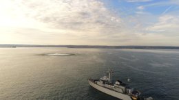 Le chasseur de mines tripartite Croix du Sud neutralise devant Cherbourg une mine de fond anglaise