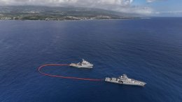 Le patrouilleur outre-mer Auguste Techer et le bâtiment de soutien et d’assistance outre-mer Champlain s'entraînent à la lutte anti-pollution