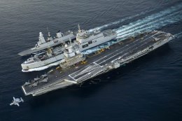 Un Bâtiment Ravitalleur des Forces effectue un double ravitaillement à la mer au profit du Charles de Gaulle et d’une Frégate