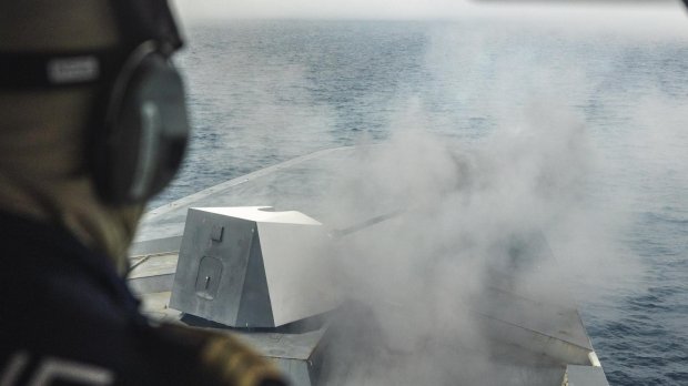 La frégate Normandie tire au canon de 76mm