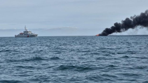 Le patrouilleur Beuzeval porte assistance à un navire en feu 