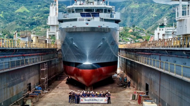 Le Bougainville dans le bassin du dock flottant