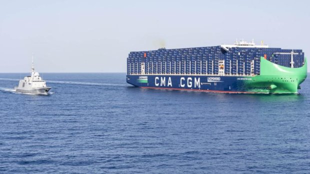 Une frégate multi-missions accompagne dans le détroit de Bab el Mandeb le plus grand porte-conteneurs naviguant sous pavillon français