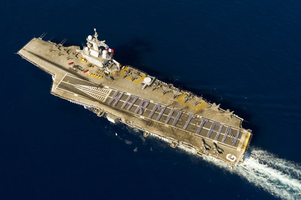 Le porte-avions Charles de Gaulle lors de l'opération Harmattan (2011)