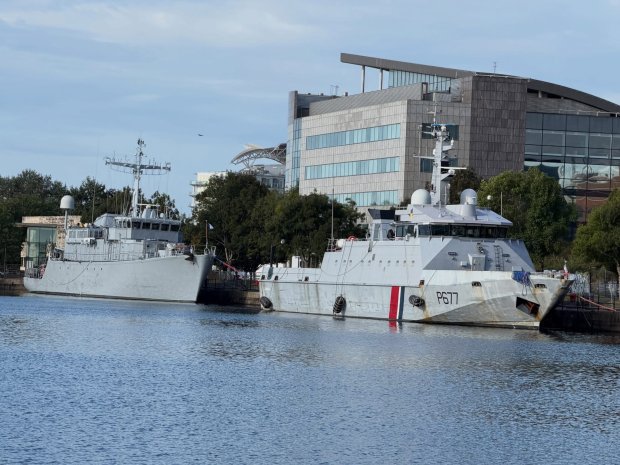 Le patrouilleur Cormoran et le chasseur de mines Croix du Sud dans le port de Cardiff